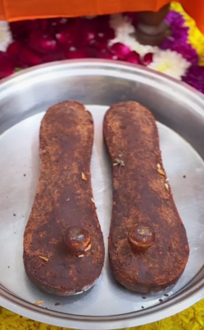 【日本初開催】スワミ・サマルタのパードゥカ(聖なる履物)来日|2026年 7 スワミ・サマルタのパードゥカ